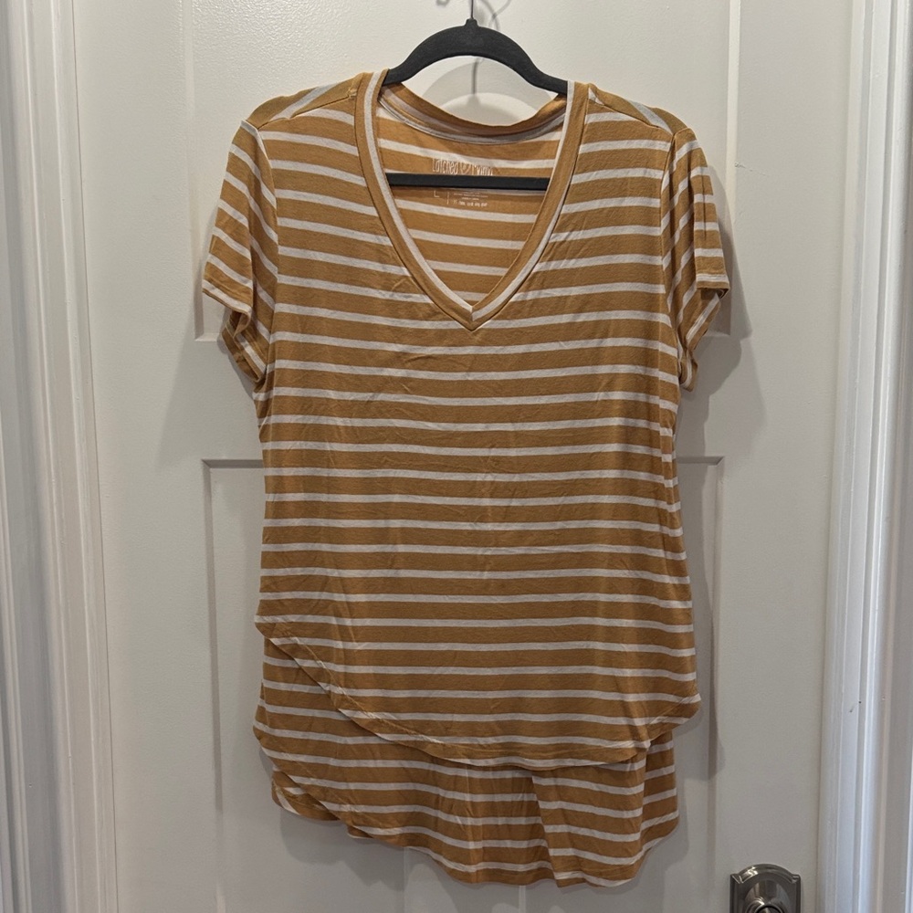 Latched Mama Mustard and White Striped V-Neck Short Sleeve Top Size Large